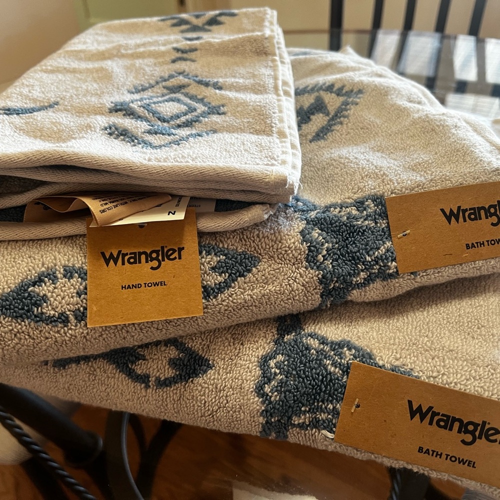 Wrangler Blue and Cream Bath Towels - Picture 2 of 4